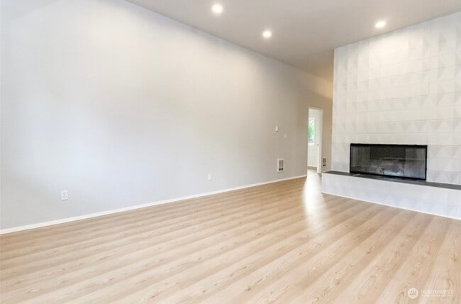 10914 108th St SW in Tacoma, WA - Foto de edificio - Building Photo