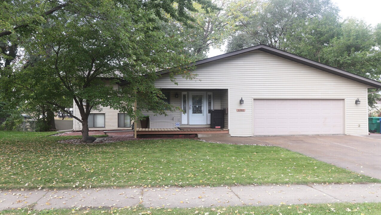 6380 7th St NE, Unit 1 in Fridley, MN - Building Photo