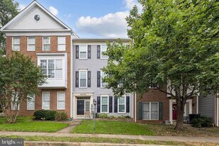 46738 Oakmere Terrace in Sterling, VA - Building Photo