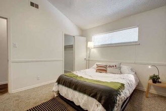 1302 Parker Ln-Unit -220 in Austin, TX - Building Photo - Building Photo