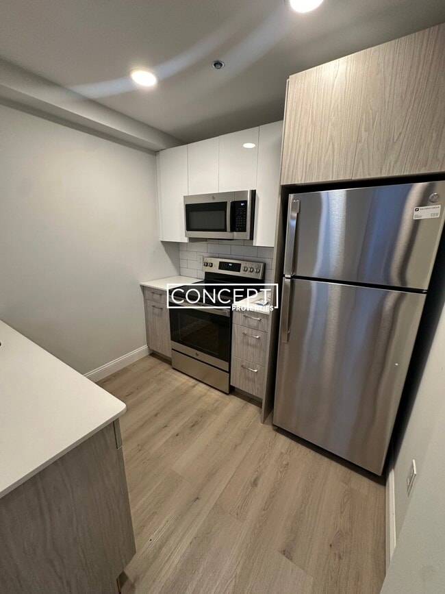 195 Park Dr, Unit D in Boston, MA - Building Photo - Building Photo