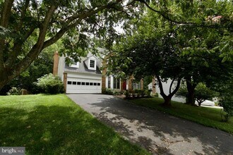 8614 Oak Chase Cir in Fairfax Station, VA - Building Photo - Building Photo