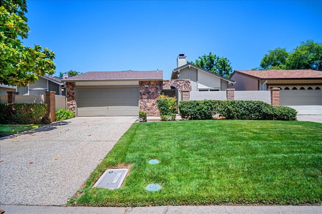 103 Petrilli Cir in Sacramento, CA - Foto de edificio