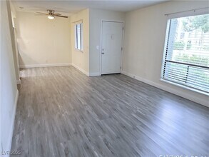 5211 Caliente St in Las Vegas, NV - Building Photo - Building Photo