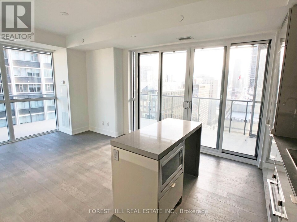 7-2017 Grenville St in Toronto, ON - Building Photo