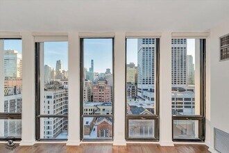 200 E Delaware Pl in Chicago, IL - Building Photo - Building Photo