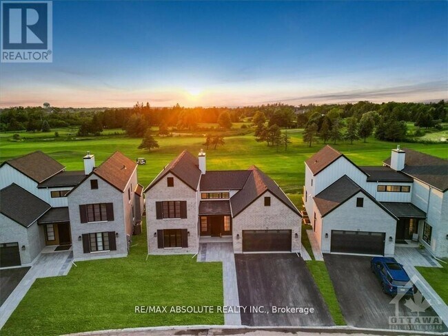17 Trailway Cir in Ottawa, ON - Building Photo - Building Photo