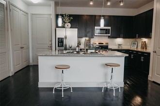 1301 Richmond Ave. in Houston, TX - Building Photo - Building Photo