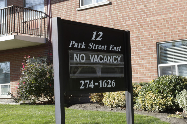 Valley Crest in Mississauga, ON - Building Photo - Building Photo