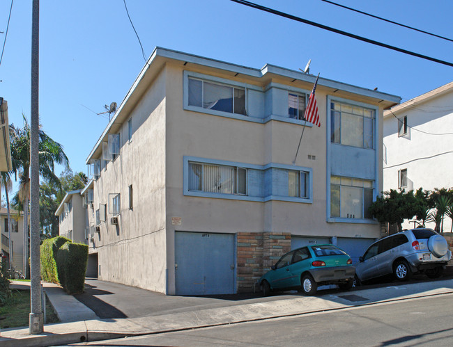 3425 Club Dr in Los Angeles, CA - Building Photo - Building Photo