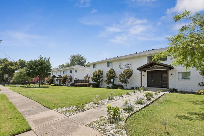 The Courtyards at Lower Greenville in Dallas, TX - Building Photo - Building Photo