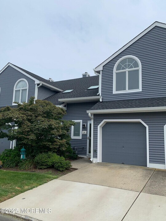 24 Shore Dr in Long Branch, NJ - Building Photo