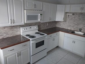 1050 Atlantic Shores Blvd in Hallandale Beach, FL - Building Photo - Building Photo