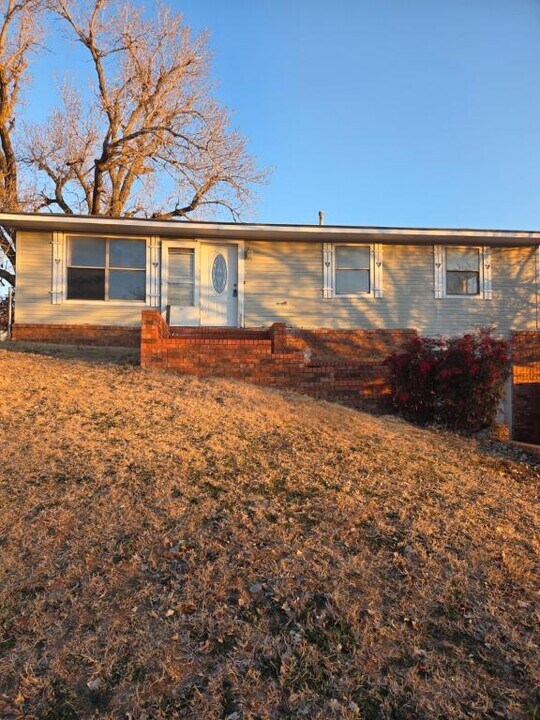 111 E Tower Ave in Perry, OK - Building Photo