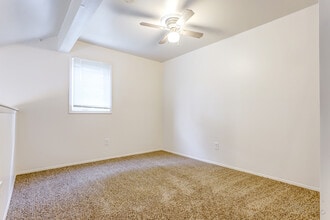 Green Pine Acres Apartments in Burton, MI - Foto de edificio - Building Photo