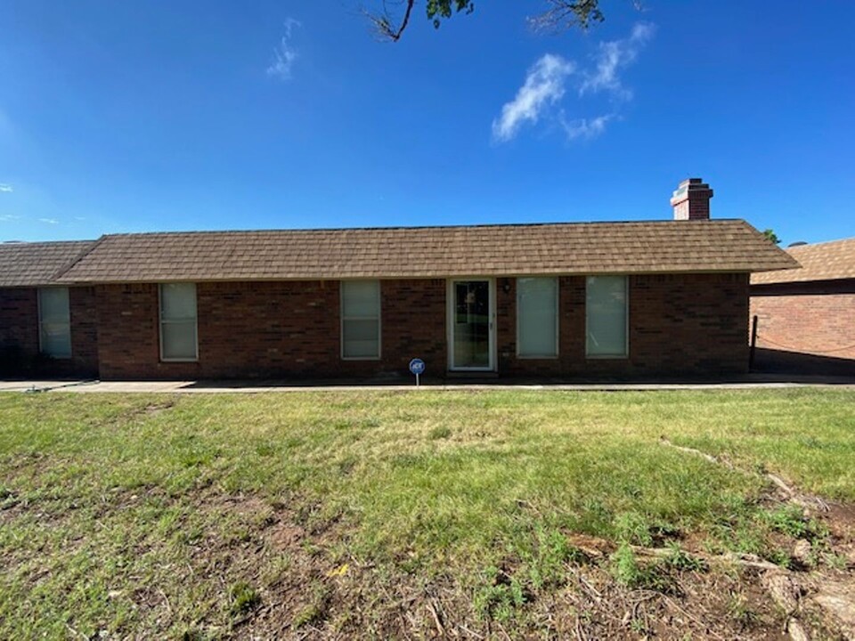 1436 Colonial Pkwy in Clovis, NM - Foto de edificio