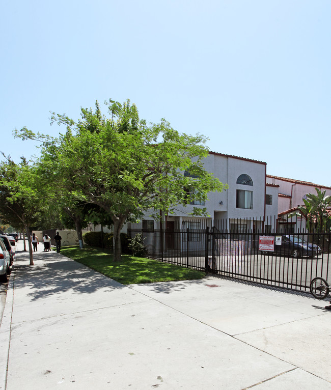 9261 Wakefield Ave in Panorama City, CA - Building Photo - Building Photo