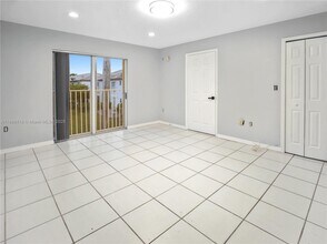 5755 NW 109th Ave in Doral, FL - Foto de edificio - Building Photo