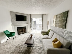 1030 1/2 Clayton Ln in Austin, TX - Building Photo - Building Photo