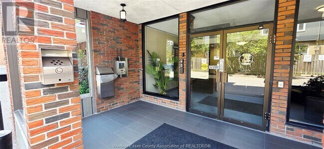 property at 3905 Riverside Dr