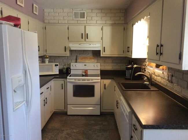 185 Clubhouse Dr in Middletown, NJ - Building Photo - Building Photo