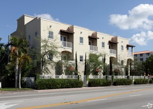 343-349 Madeira Ave in Coral Gables, FL - Building Photo - Building Photo