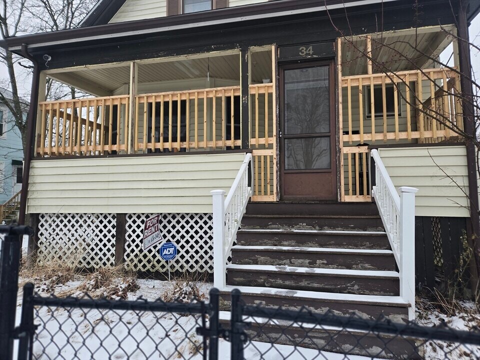 34 Marion Ave-Unit -1 in Brockton, MA - Foto de edificio