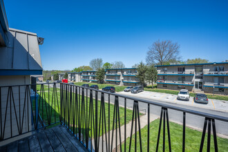 Teal River Apartments in Kansas City, MO - Building Photo - Building Photo