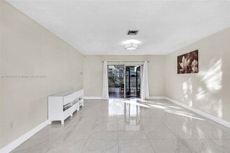 8430 NW 15th Ct in Pembroke Pines, FL - Foto de edificio - Building Photo