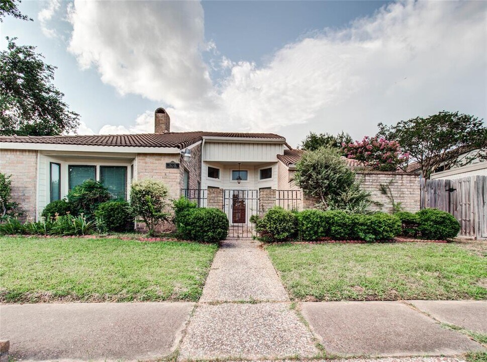 14226 Woodnook Dr in Houston, TX - Building Photo