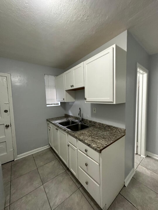 1046 W 8th St in Jacksonville, FL - Foto de edificio