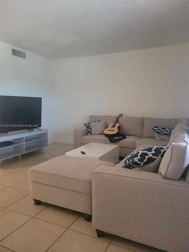 1450 NE 170th St in North Miami Beach, FL - Building Photo - Building Photo