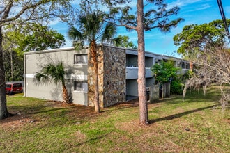 Pinewood in St. Petersburg, FL - Foto de edificio - Building Photo