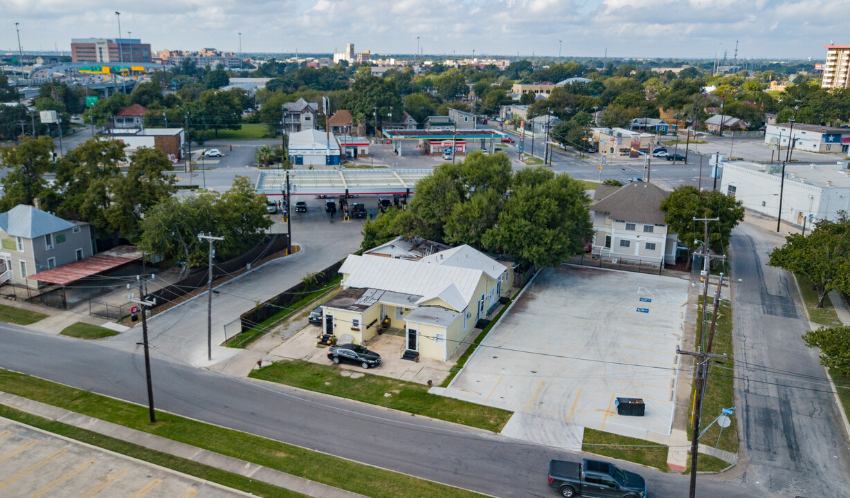 121 Howard St in San Antonio, TX - Building Photo