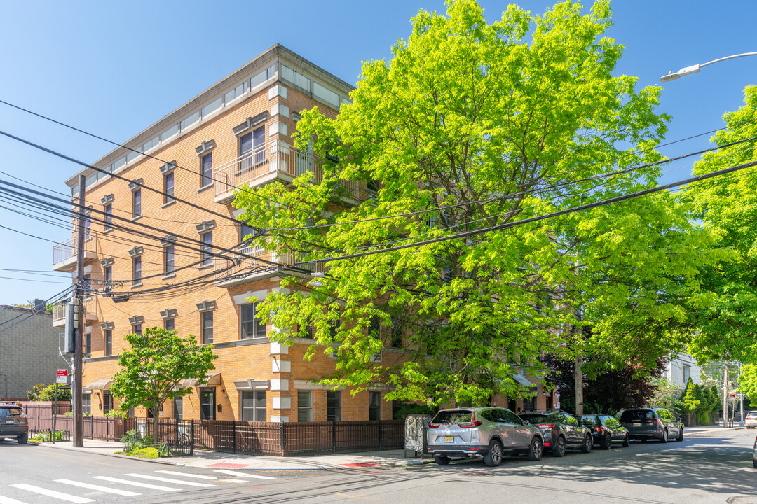 190 Meserole Ave in Brooklyn, NY - Building Photo