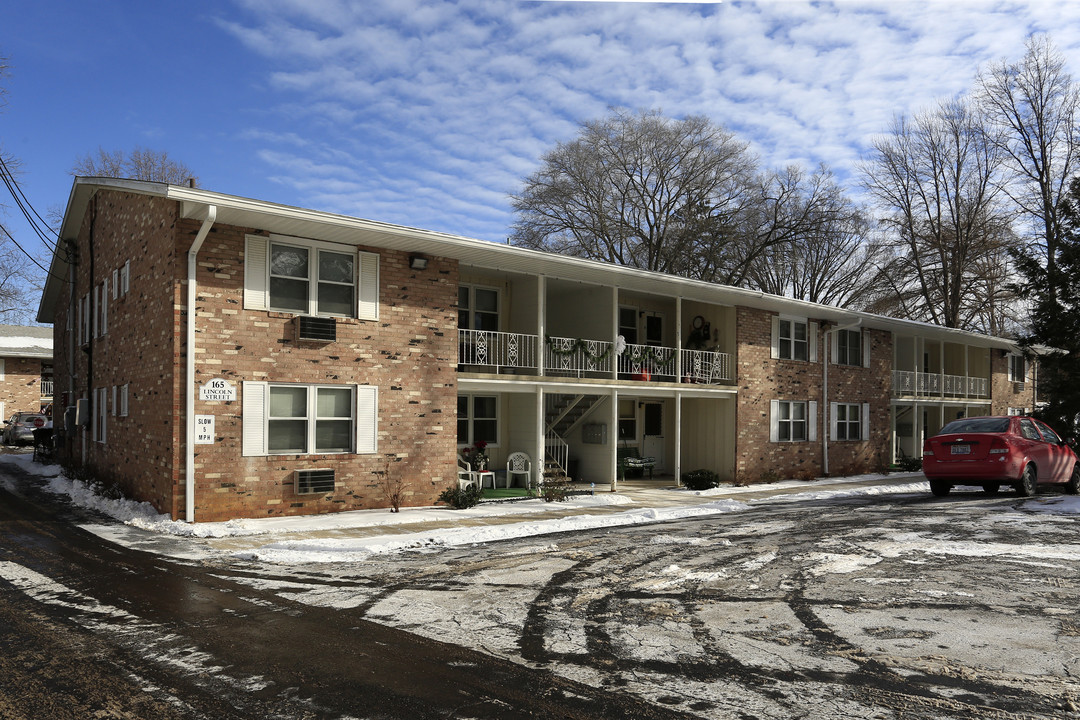 Carriage House Apartments in Amherst, OH - Building Photo