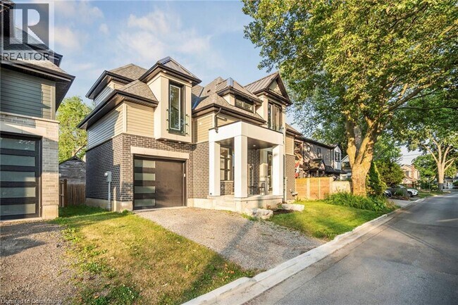 8 Paxton Ave in St Catharines, ON - Building Photo - Building Photo
