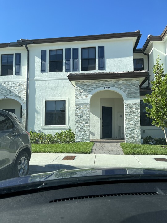 12946 SW 232nd Ter in Princeton, FL - Building Photo