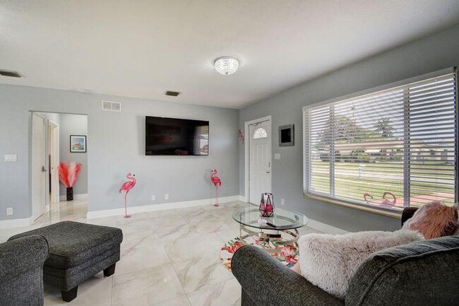 1415 Crest Dr in Lake Worth, FL - Foto de edificio - Building Photo