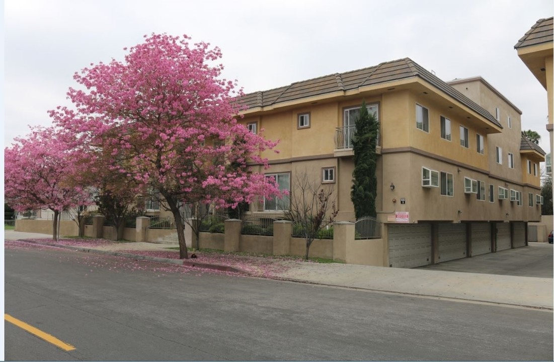 6615 Sepulveda Blvd in Van Nuys, CA - Building Photo