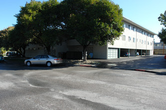 Cloverdale Apartments in Mountain View, CA - Building Photo - Building Photo