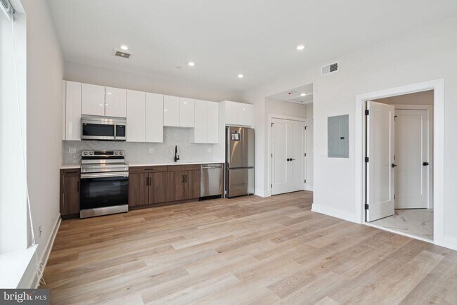 property at 720 W Thompson St