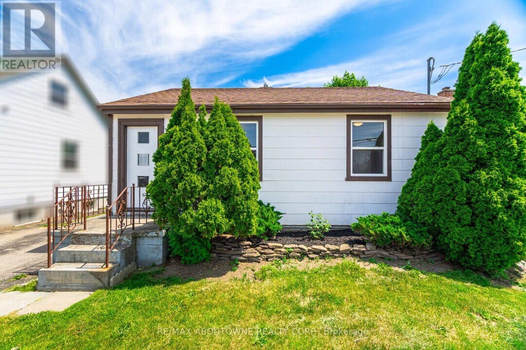 126 Cross Ave in Oakville, ON - Building Photo