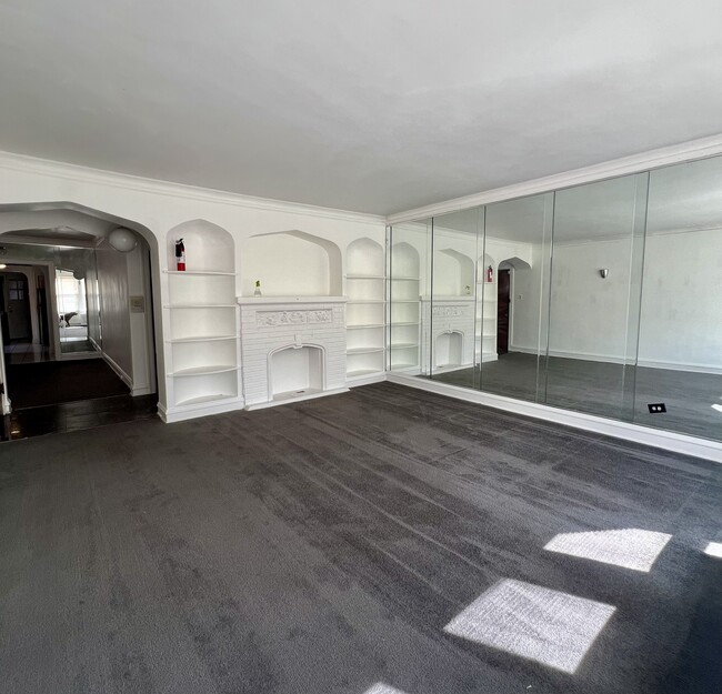8929 S Blackstone Ave, Unit 3rd Floor