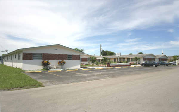 7221 Venetian St in Miramar, FL - Foto de edificio - Building Photo