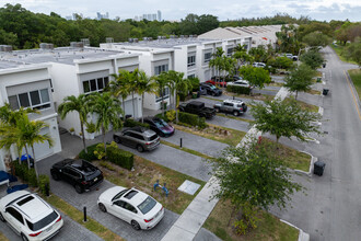 ParcView Villas in North Miami, FL - Foto de edificio - Building Photo