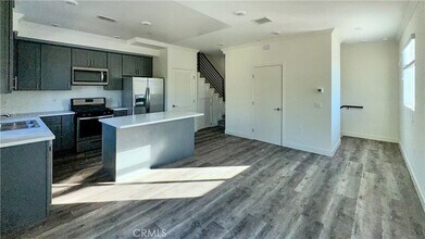 14019 Vanowen St in Los Angeles, CA - Foto de edificio - Building Photo