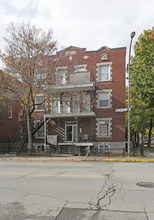 4985-4993 Sainte-Catherine St E in Montréal, QC - Building Photo - Building Photo