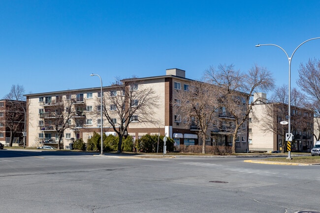 240-250 Alexis-Nihon in St. Laurent, QC - Building Photo - Building Photo