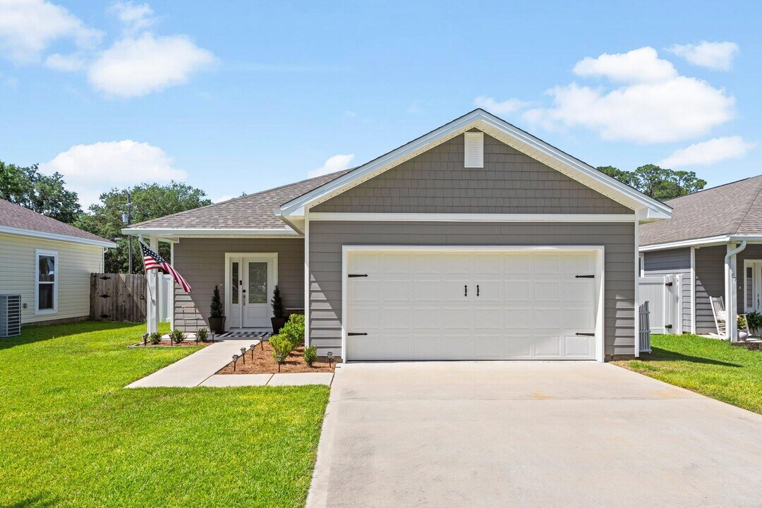 77 Magnolia St in Niceville, FL - Building Photo